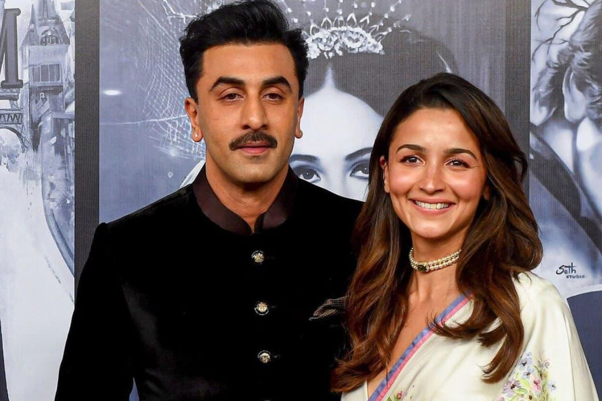 সাম্প্রতিক তথ্য বলছে, নেট ওয়ার্থের হিসেবে আলিয়াই এগিয়ে। তাঁর মোট সম্পত্তি প্রায় ৫৭০ কোটি টাকা, যেখানে রণবীর কাপুরের সম্পত্তির পরিমাণ প্রায় ৪১০ কোটি টাকার কাছাকাছি। অর্থাৎ স্ত্রী আলিয়া স্বামী রণবীরকে প্রায় ১৬০ কোটি টাকার ব্যবধানে পেছনে ফেলেছেন।